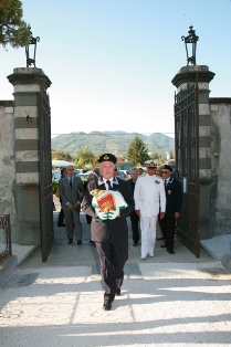 Avvolte nel tricolore e portate dal nostro presidente Pier Angelo Salani le ceneri dell'Ammiraglio Birindelli provenienti da Roma arrivano nel Cimitero urbano di Pescia per la sepoltura 